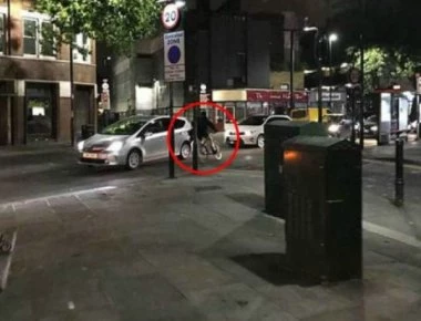Λονδίνο: Τρόμος για ρεπόρτερ - Δύο δράστες κλέβουν κάμερα 17.000 ευρώ την ώρα ζωντανής σύνδεσης! (φωτό, βίντεο)